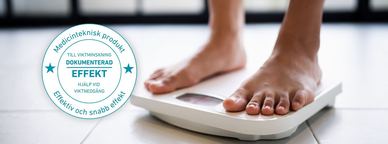 Person står på en vit badrumsvåg på ett ljust golv, med sigill som lyder: "Medicinteknisk produkt, dokumenterad effekt, effektiv och snabb effekt".