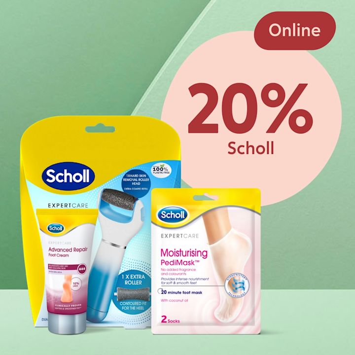 Scholl fotvårdsprodukter med avancerad reparationskräm, fotfil med extra rulle och återfuktande PediMask i förpackning mot grön bakgrund.