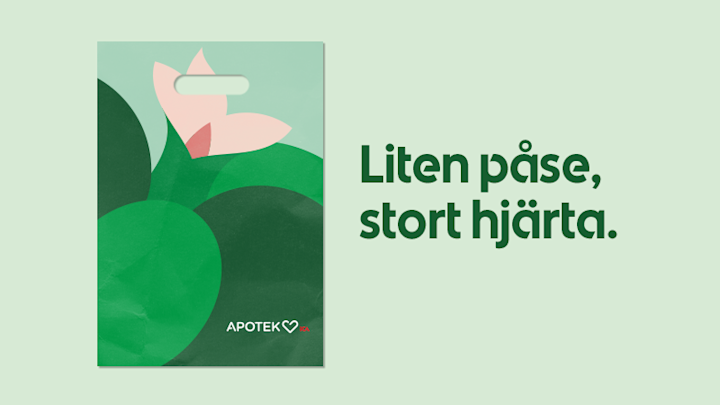 En färgglad plastpåse från Apotek Hjärtat och texten liten påse, stort hjärta.