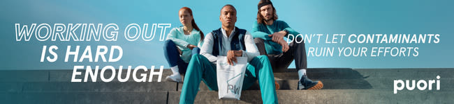 Tre personer i träningskläder sitter på trappsteg utomhus med texten "WORKING OUT IS HARD ENOUGH" och "puori" synlig.