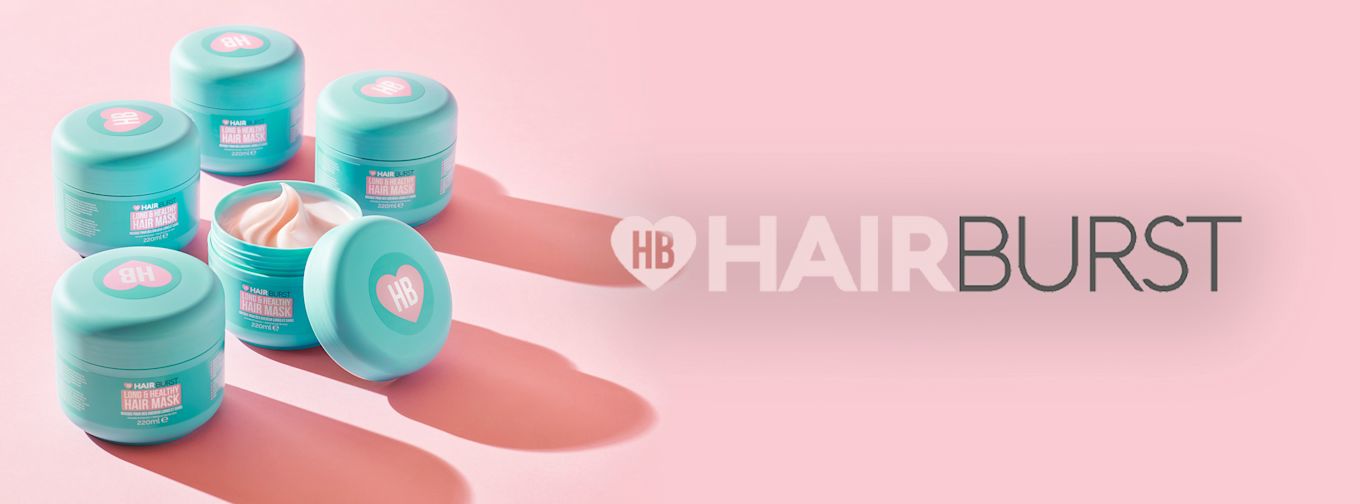 Flera turkosa burkar med Hairburst Long & Healthy Hair Mask står på ett rosa underlag, med Hairburst-logotypen till höger.