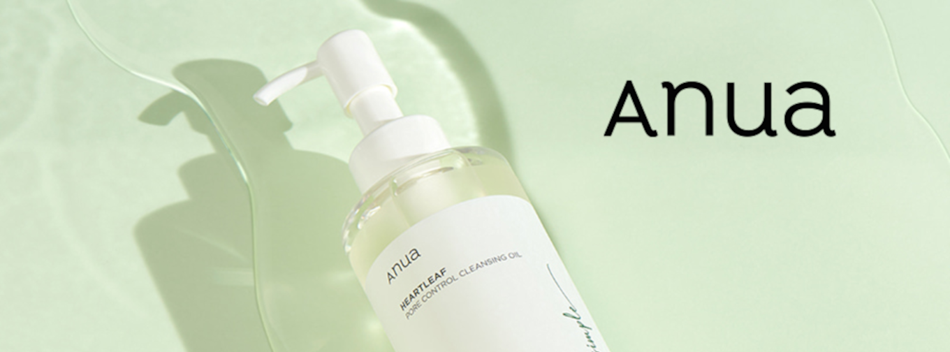 Flaska med pump märkt "Anua HEARTLEAF PORE CONTROL CLEANSING OIL" ligger på ljusgrön bakgrund med texten "Anua" bredvid.