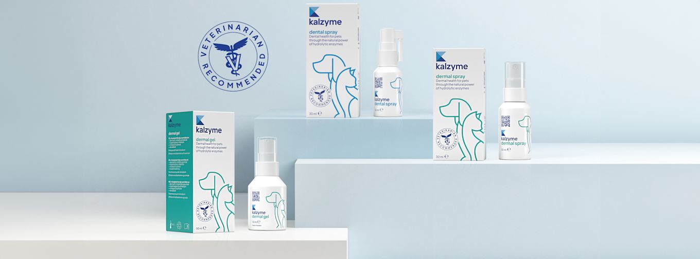 Flera Kalzyme-produkter för husdjur, inklusive dermal gel och dental spray, står på vita podier med märkningen "Veterinarian Recommended".