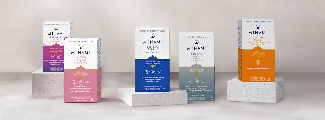 Fem Minami Omega-3 kosttillskottförpackningar står uppradade på betongblock mot en ljus bakgrund.