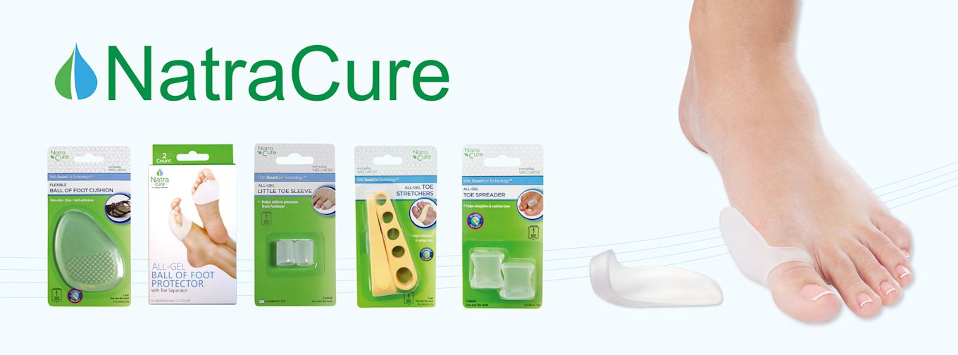 Flera NatraCure-fotvårdsprodukter i förpackning visas bredvid en fot med en tåskiljare på stortån.