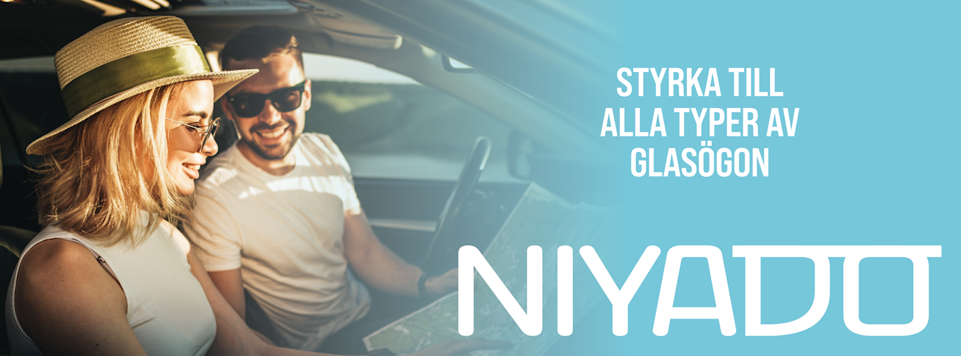 Två personer med solglasögon sitter i en bil och tittar på en karta, text: "Styrka till alla typer av glasögon", logotyp: NIYADO.