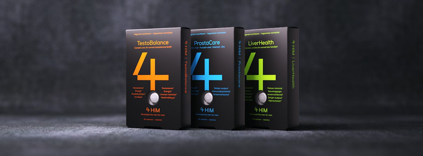 Tre svarta förpackningar av kosttillskott 4HIM med namnen TestoBalance, ProstaCare och LiverHealth står på rad mot mörk bakgrund.