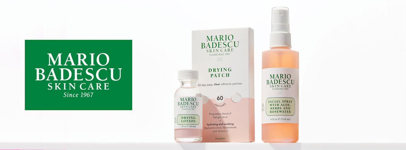 Tre Mario Badescu hudvårdsprodukter står uppradade: Drying Lotion, Drying Patch och Facial Spray with Aloe, Herbs and Rosewater, med logotyp till vänster.