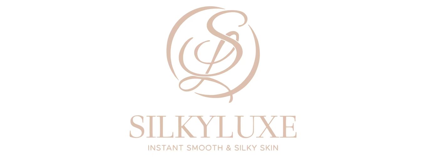 Logo: SILKYLUXE med texten "INSTANT SMOOTH & SILKY SKIN" under, i beige färg och elegant typsnitt.