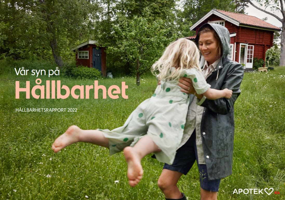Bland knähögt gräs blandat med prästkragar står en mamma med en grön, blöt regnrock. Hon snurrar sitt blonda barn med en ljusgrön klänning med mörkgröna prickar på. I bakgrunden står ett litet rött torp med vita knutar. Till vänster om det ett litet rött utedass med mörkblå dörr. De omges av lövträd och buskar. Det är skrivet: Vår syn på hållbarhet, hållbarhetsrapport2022. Apotek Hjärtats logga är även synlig.