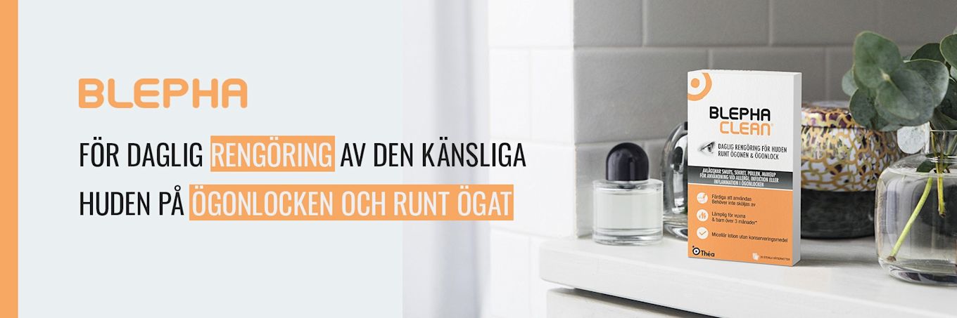 Förpackning av Blepha Clean står på ett badrumshyllplan bredvid en glasvas och text om rengöring av ögonlock och huden runt ögat.