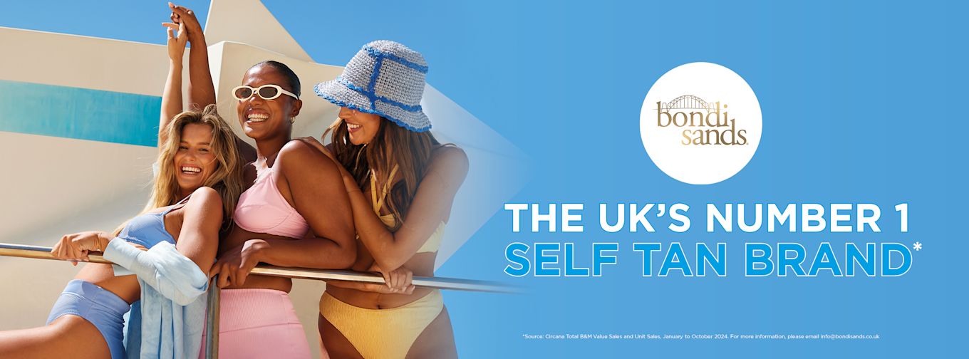 Tre kvinnor i färgglada bikinis ler och håller om varandra utomhus, med Bondi Sands-logotyp och texten "The UK's Number 1 Self Tan Brand" på blå bakgrund.