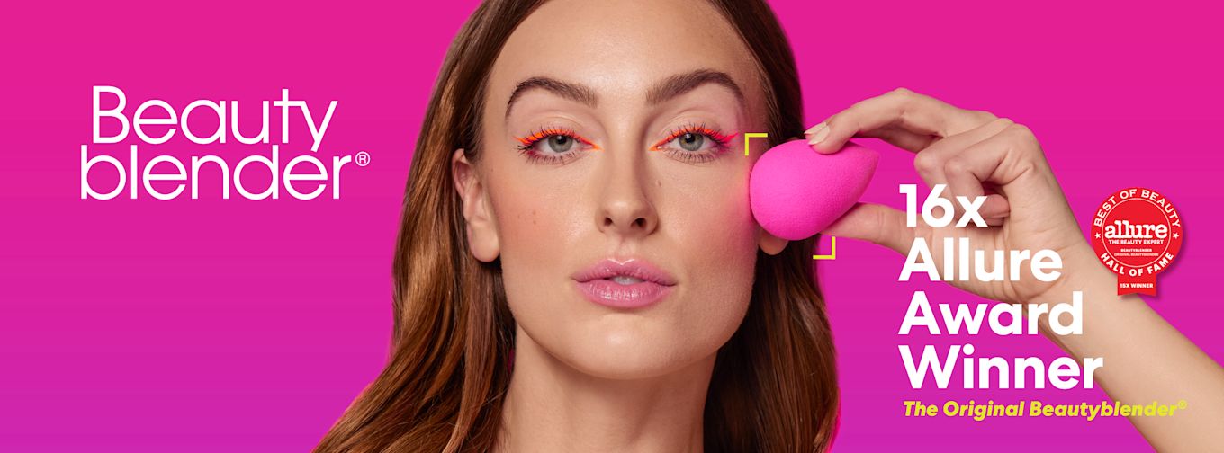 Kvinna håller en rosa Beautyblender mot ansiktet, text: "Beautyblender, 16x Allure Award Winner, The Original Beautyblender".